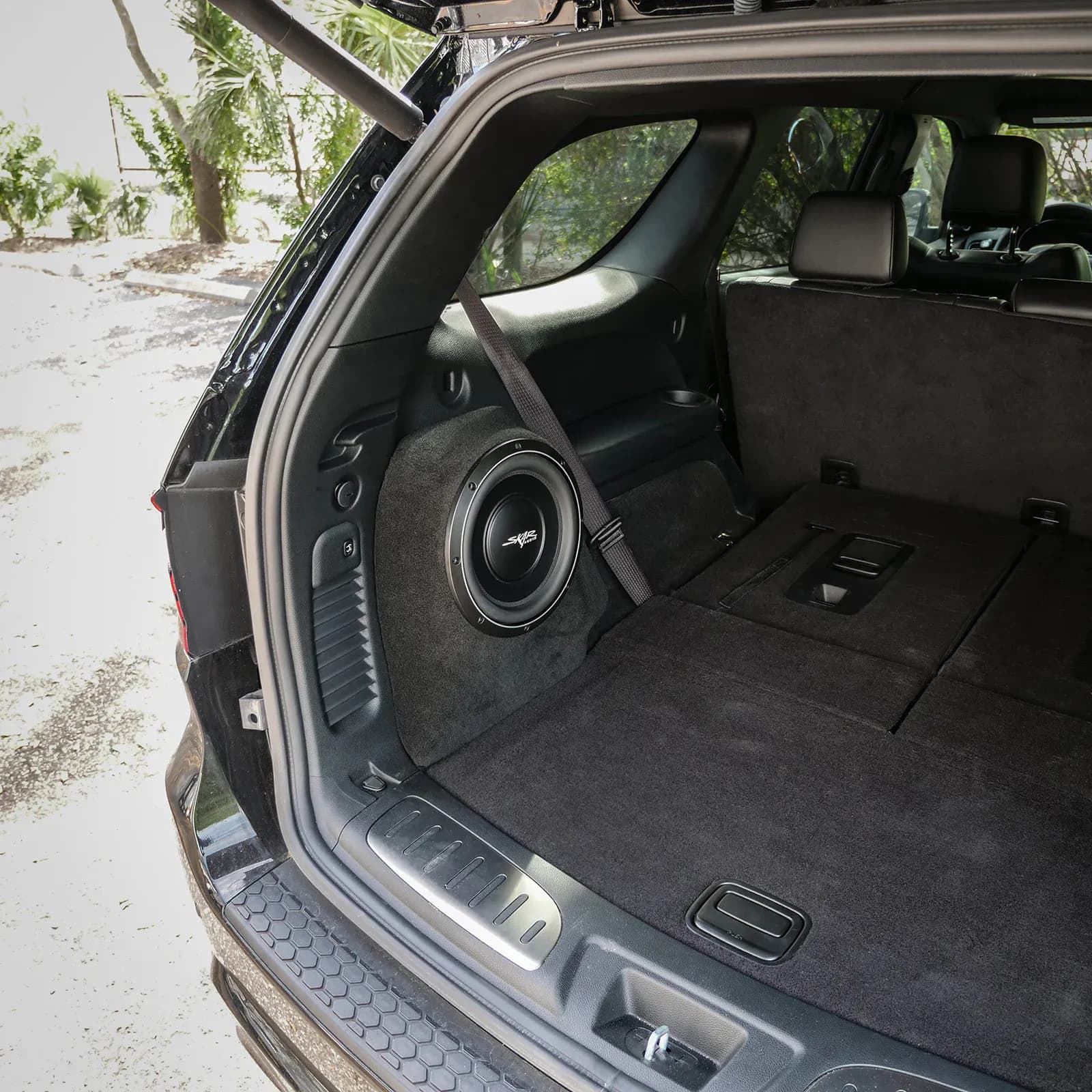 Skar Audio L-VS-1X10DODDUR-2011-UP enclosure installation example — view 2