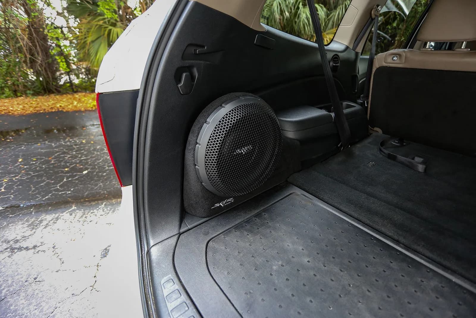 Skar Audio L-VS-1X10HONPIL-2016-2022 enclosure installation example — view 1