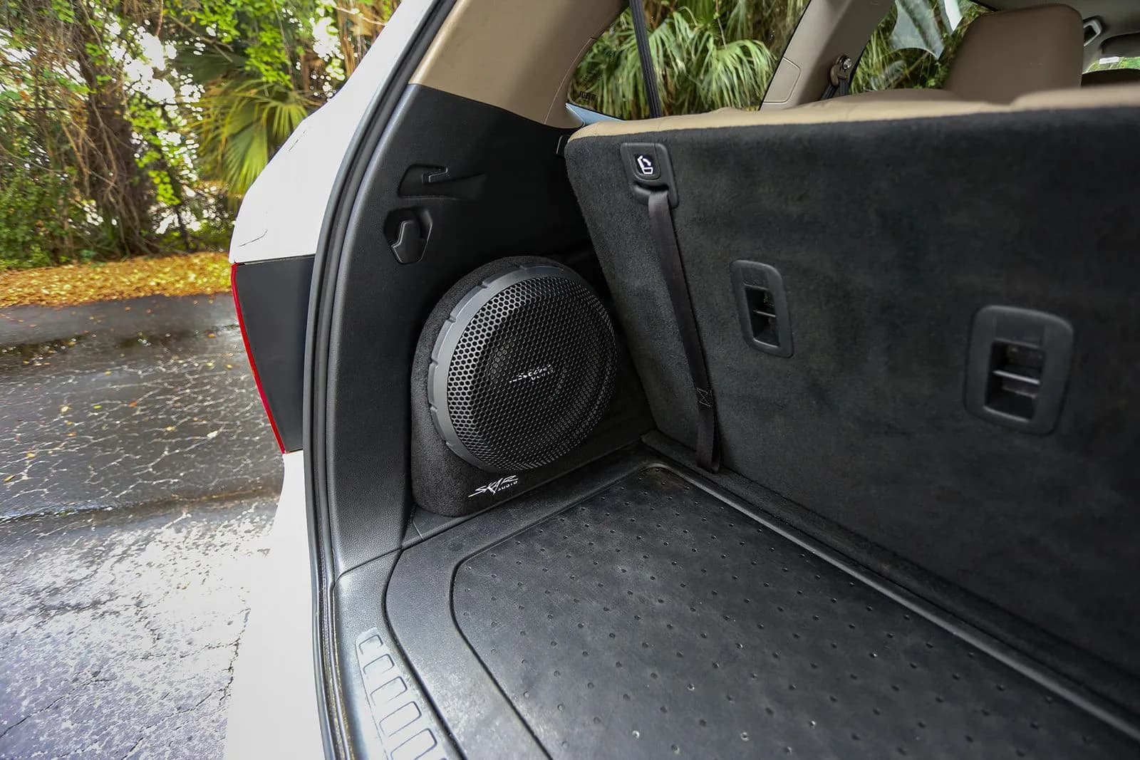Skar Audio L-VS-1X10HONPIL-2016-2022 enclosure installation example — view 3