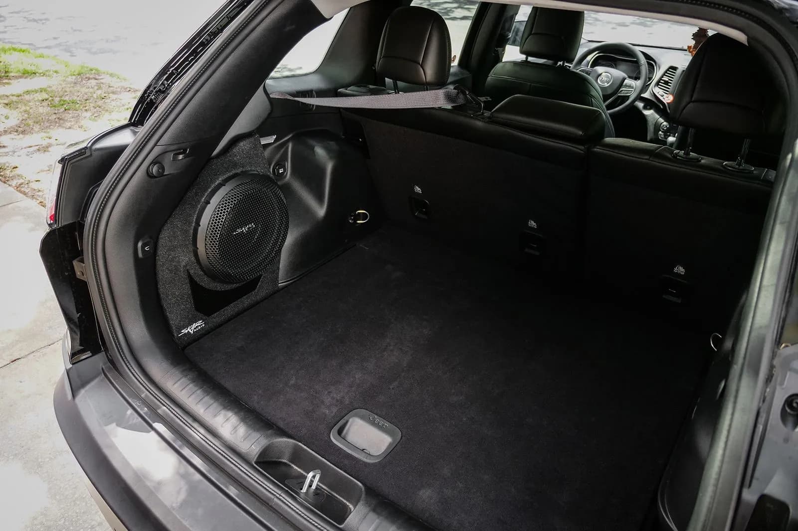 Skar Audio L-VS-1X10JCHER-2014-UP enclosure installation example — view 3