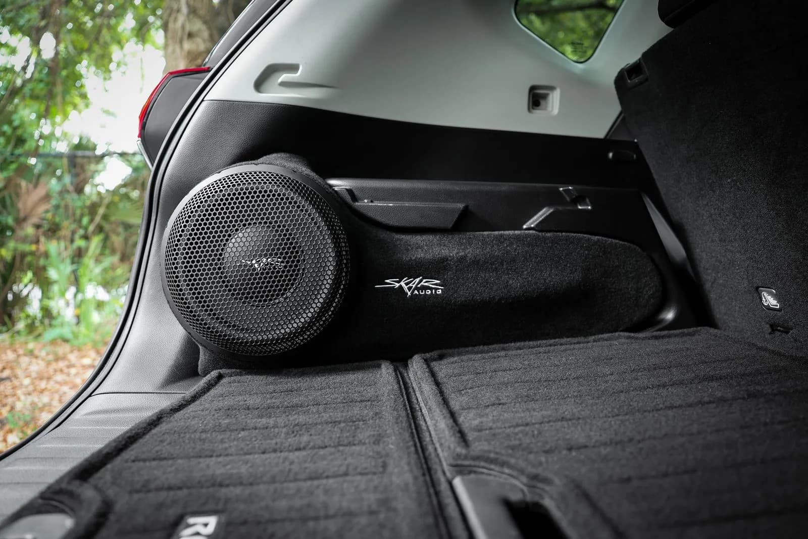 Skar Audio L-VS-1X10NISROG-2014-2020 enclosure installation example — view 2