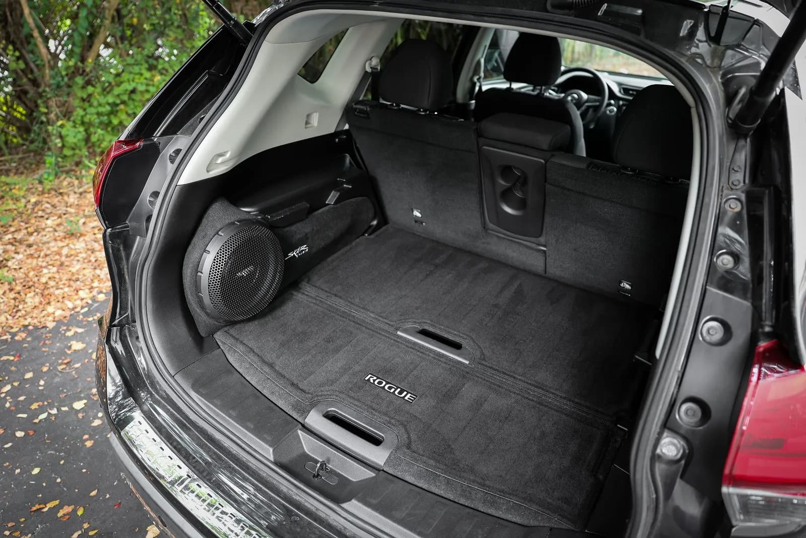 Skar Audio L-VS-1X10NISROG-2014-2020 enclosure installation example — view 3