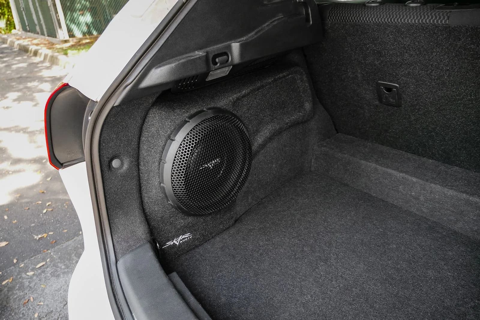 Skar Audio L-VS-1X10NISROGSP-2017-2022 enclosure installation example — view 1