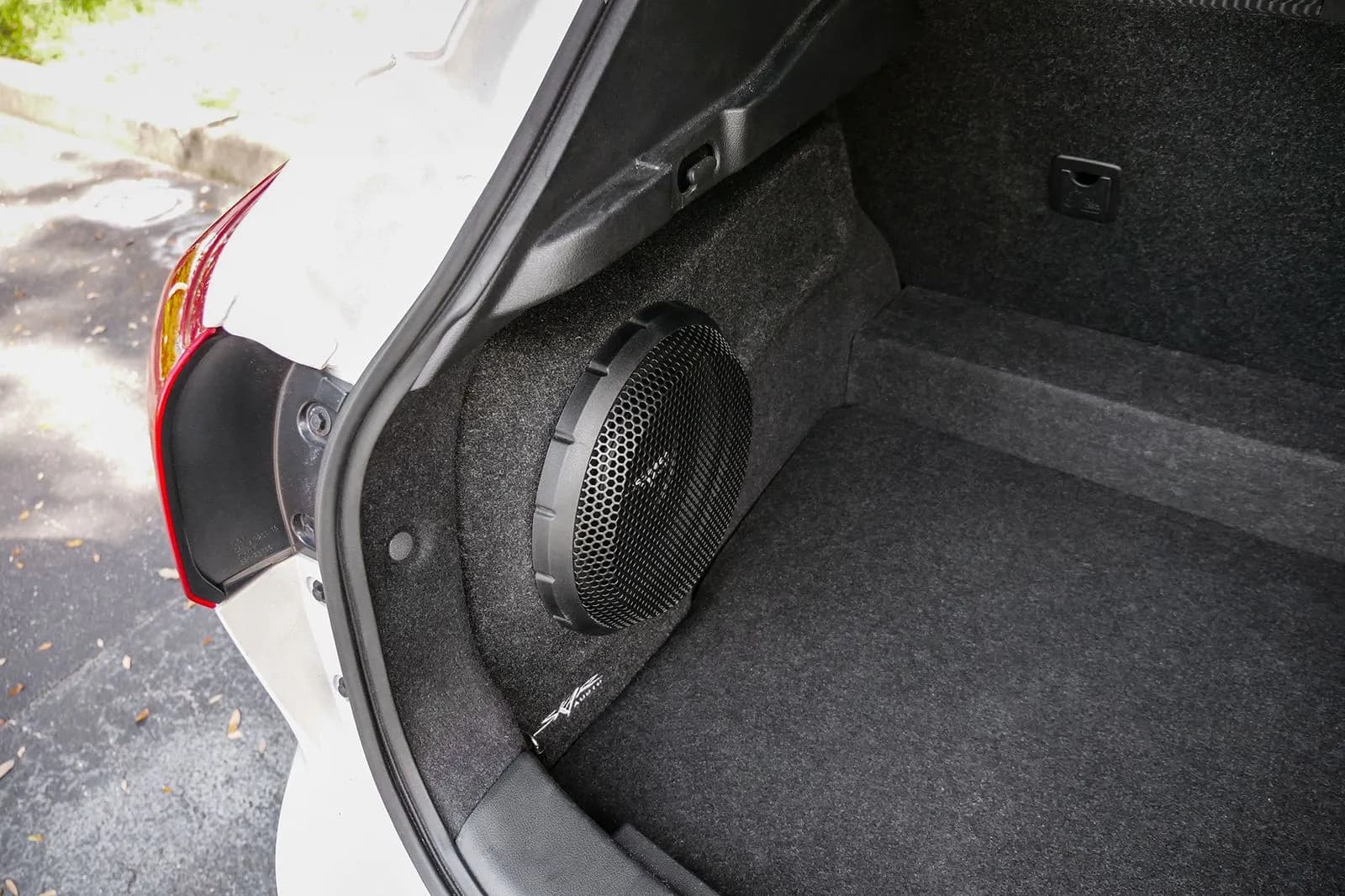 Skar Audio L-VS-1X10NISROGSP-2017-2022 enclosure installation example — view 4